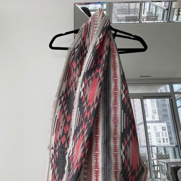 NWOT Printed Circle Scarf - Picture 3 of 3